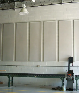 Paneles acústicos instalados en pared